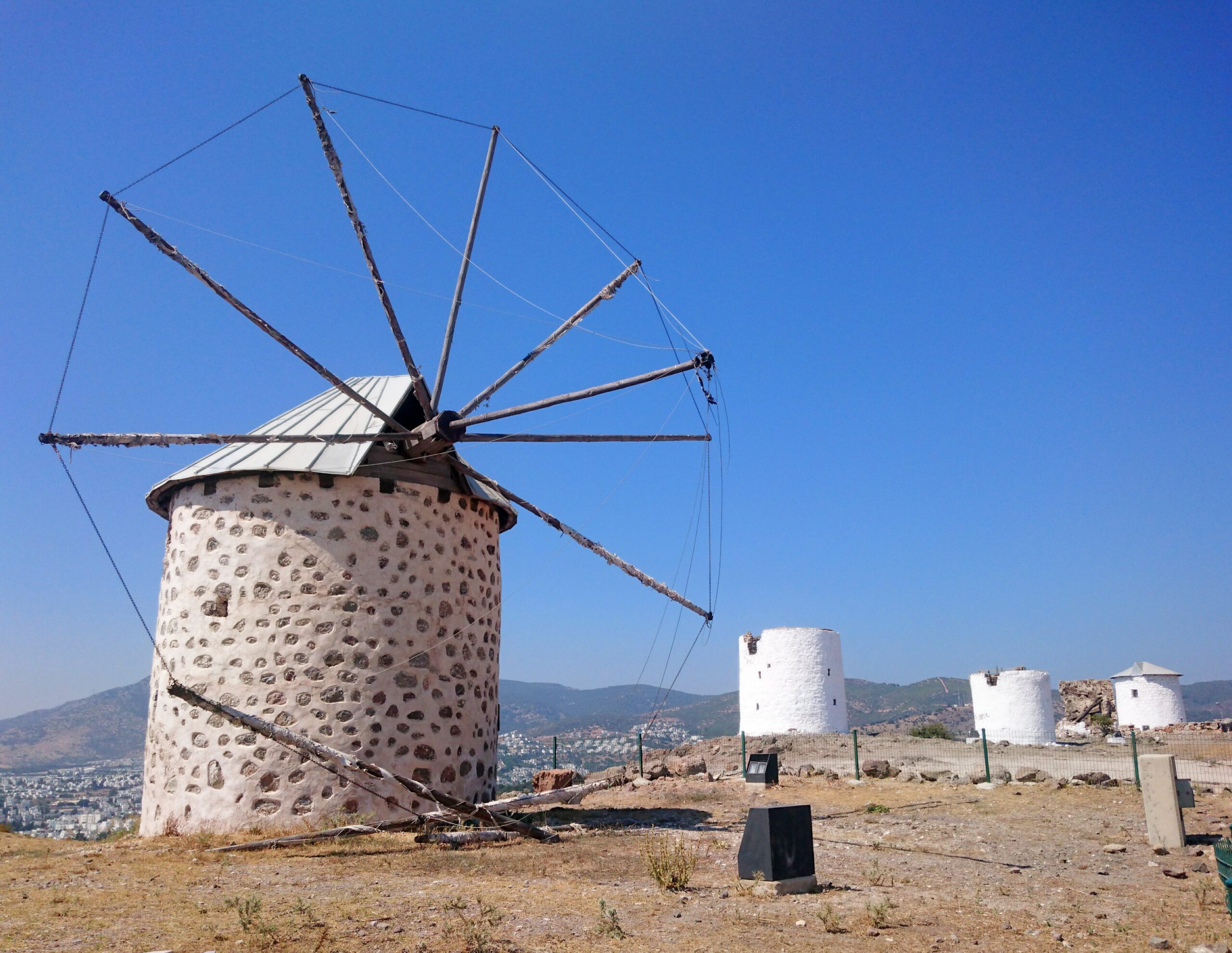 Old_windmills_in_Bodrum
